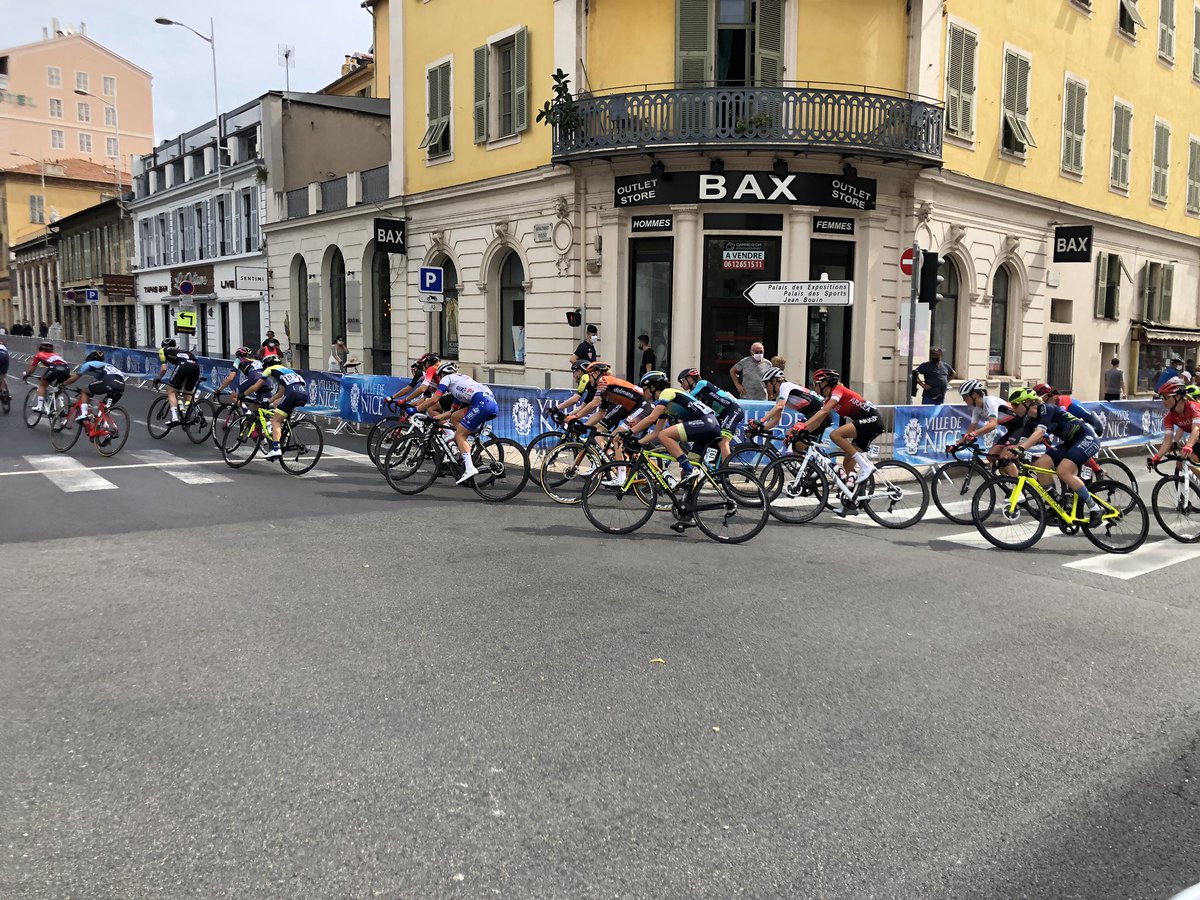 EvaSteinBib's tweet photo. Même sans être une super fan de vélo, ça fait quelque d’être au cœur d’un départ du @LeTour !Préparatifs ce matin, puis les femmes sont passées, les hommes se préparent, et tous roulent au pied de la Tête Carrée. Moi, je guette ! #bmvrnice #Nice06 #tourdefrance2020 #ILoveNice https://t.co/qCjy6CMmfH