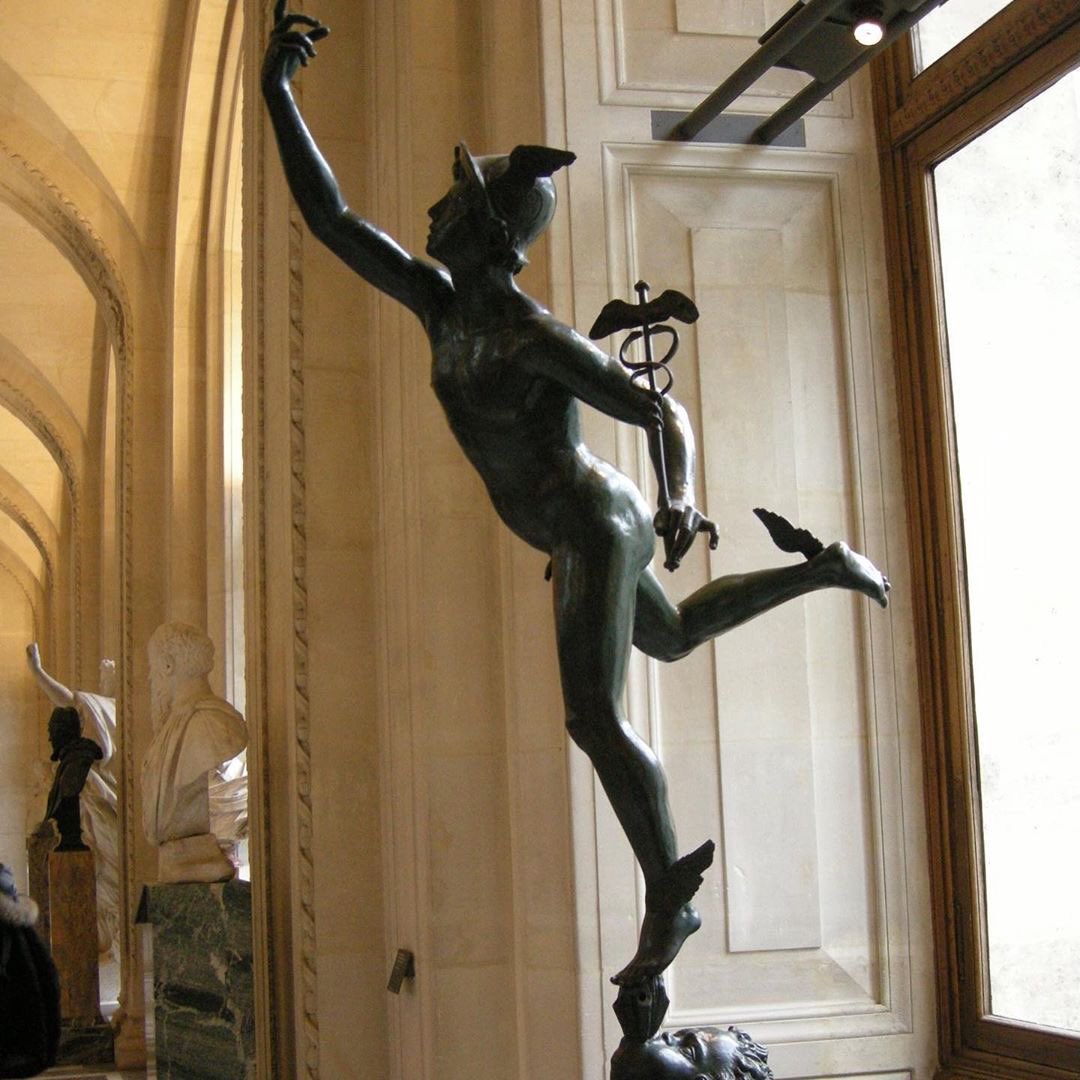 Mercurio-Hermes è uno dei figli di Zeus e di una Pleiade. “Puer aeternus” raffigurato con dettagli alati (testa e piedi, a rappresentare la rapidità mentale e fisica) e con una verga alata su cui sono attorcigliati due serpenti in segno di pace e prosperità.

Astri Amari