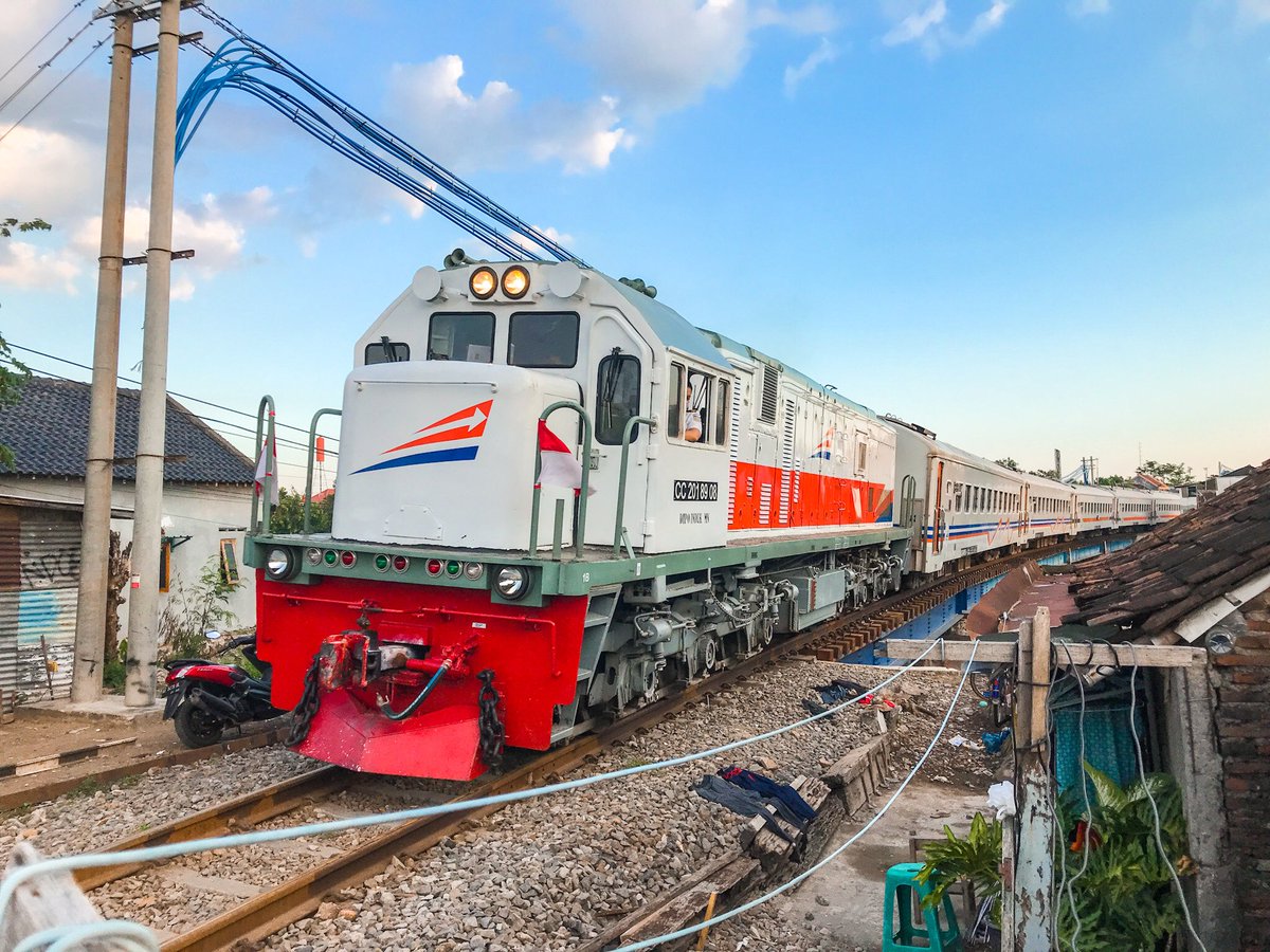 RasyidM96's tweet photo. “Brantas de Gilingan”
#fotosepur #keretaapi #kai121 https://t.co/oE8GML7CzK