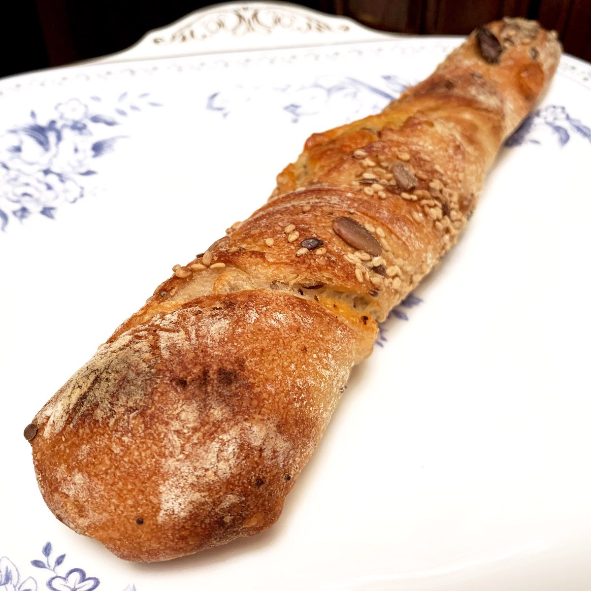 akira_tanaka_10's tweet photo. 今日のパンはショーマッカーさん😋🥖💕
ブレッツェル、ブロートヒェンのキュルビス/ポピーシード、クナバーシュタンゲン😋🥖💕💕💕
#ショーマッカー #schomaker #大岡山 https://t.co/cFo4a7n3aR