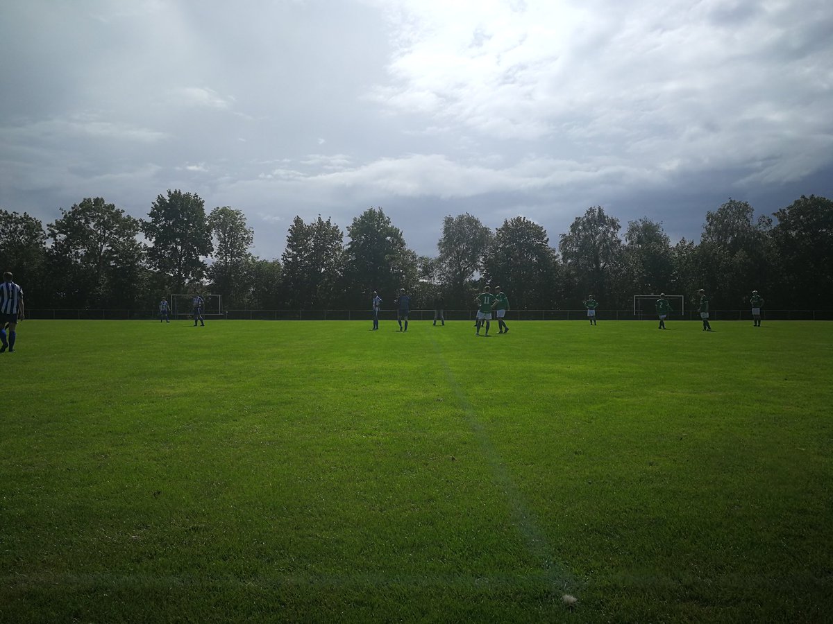 Iets later dan gepland wordt er afgetrapt tegen <a href="/ZeerobbenTweets/">zmvv Zeerobben</a> 2.