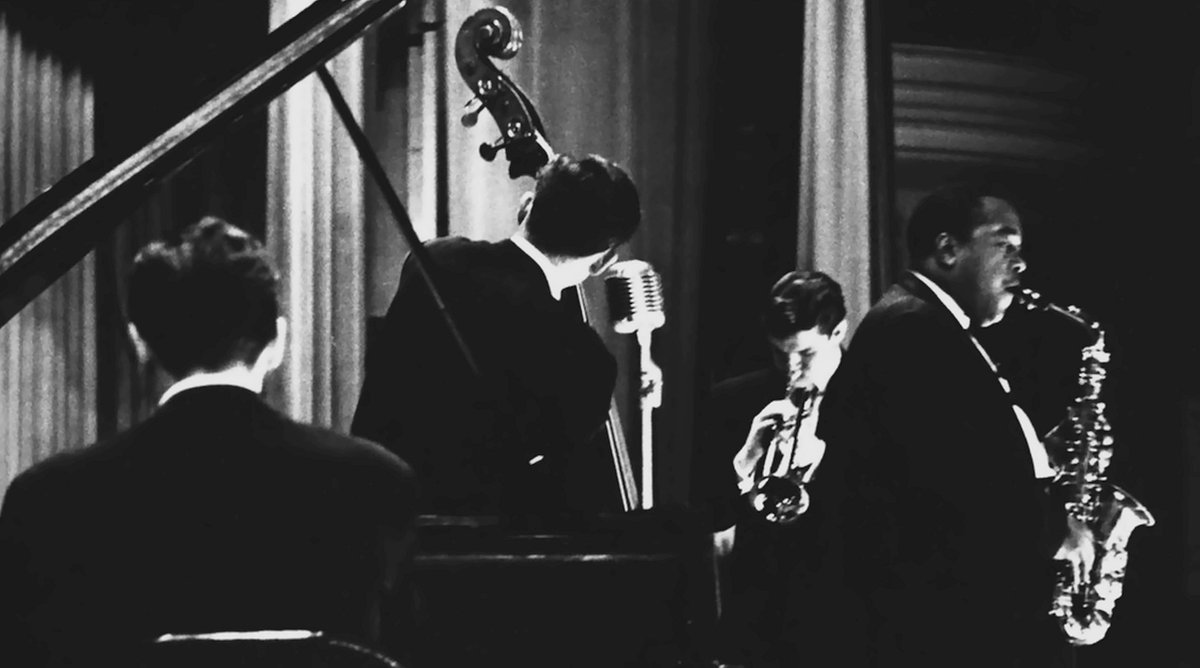 geocappiello's tweet photo. #29August #August29 #29Agosto #8月29日 2020
Happy Birthday to Charlie Parker Jr (1920-55) 🎷
"Bird" & Chet Baker, Jimmy Rowles, Carson Smith (1953)
Photo by W. Claxton
#CharlieParker #ChetBaker #JimmyRowles #CarsonSmith #jazz #jazzlovers #jazzphotos #vintagephotos #photography https://t.co/hhNJbjuFYB