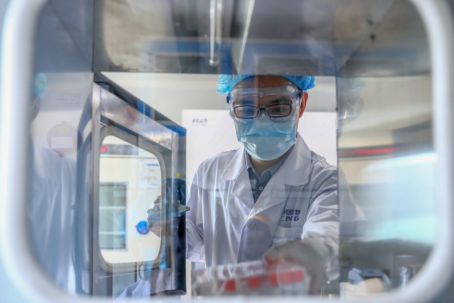 XHNews's tweet photo. #RumorBuster: #COVID19 vaccine won't change human DNA https://t.co/kfBpKoF28m https://t.co/qAuXB2VImE