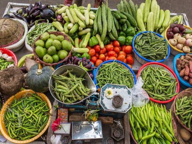 Detailed  #Thread on why eating local produce is a precursor to good healthCharak Samhita classifies geographical regions into three categories:-JāṅgalaĀnupaSādhāraṇaThese are based on the climatic conditions & characteristics of the region.