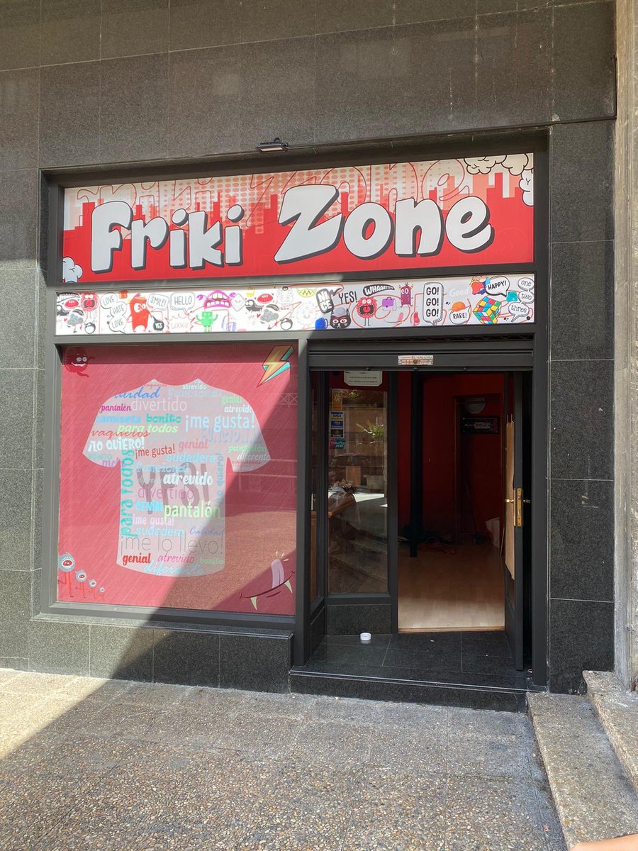 Mi padre acaba de abrir una tienda de ropa friki, está en la calle Bernart Etxepare 7 (Galdakao). Tiene un montón de cosas frikis: camisetas, sudaderas, bandoleras, tazas...

Os agradecería unos RT para que más gente la conozca. Muchas gracias!!🥺
