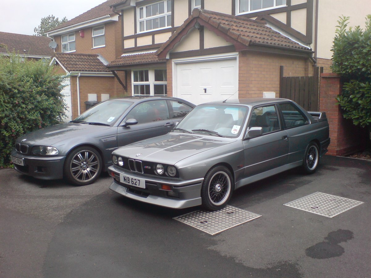 Both MIB 627 and 161 BMW were in the previous Tweet, as they were available to drive on the E92 M3 launch. Here& #39;s the E30 M3 Ravaglia at home (on an overlap with an E93 M3 in the background of one shot). I believe both classic M3s remain on  @BMW_UK& #39;s Heritage Fleet today...6/