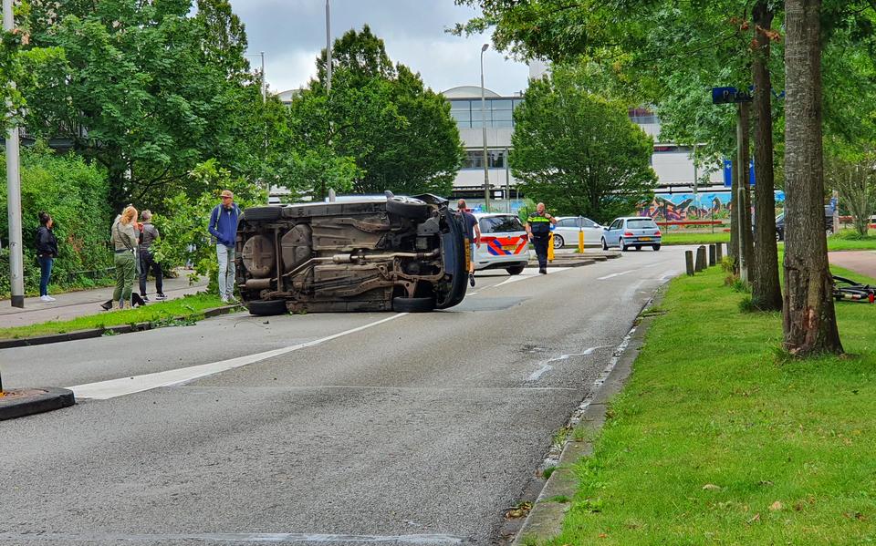 Auto vliegt uit de bocht en komt op de kant terecht in Leeuwarden: LEEUWARDEN