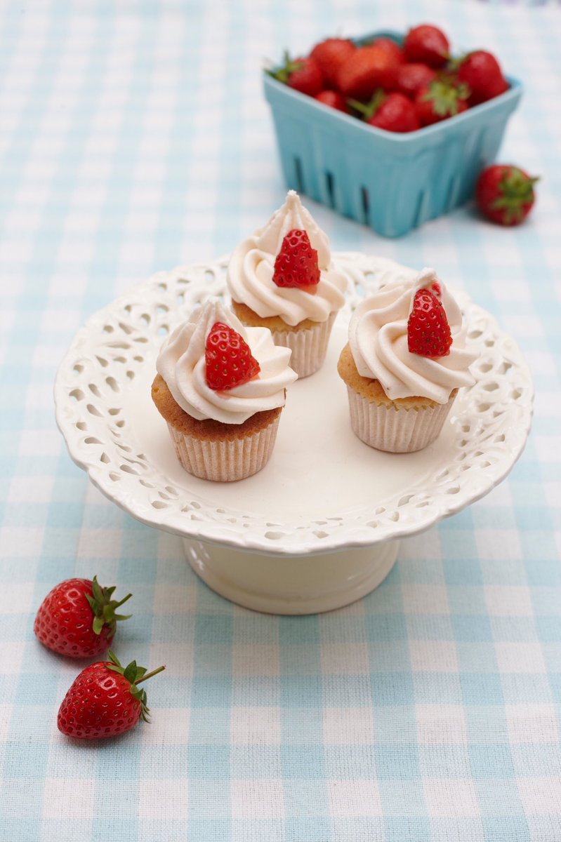 I’m supporting <a href="/The_Blue_Cross/">Blue Cross UK</a>’s #PawsForTea – anyone can organise a tea party to raise funds to help pets in need. Head to bit.ly/3hpzFYL for my recipes - there’s treats for humans and pets too!