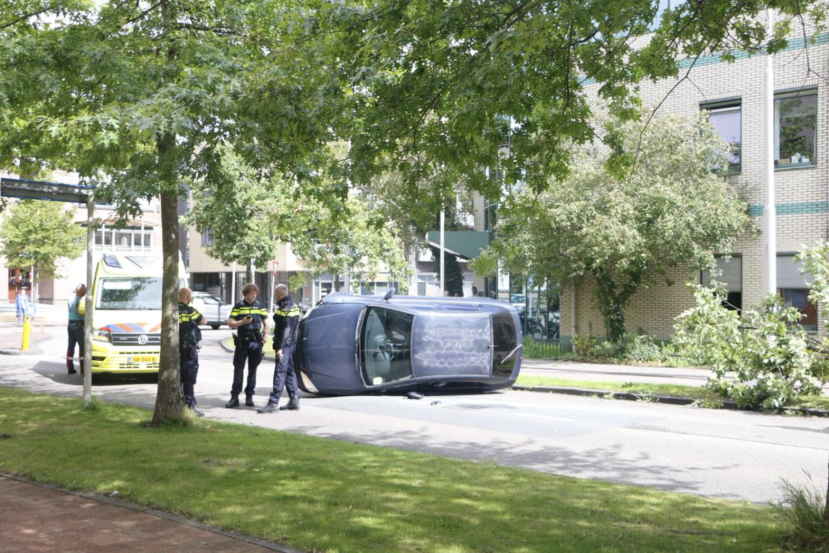 Auto belandt op zijkant bij ongeval in Leeuwarden - #Friesland -..