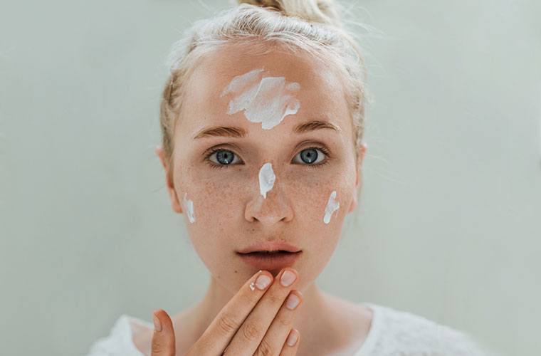 4. Spot treatmentsSpot treatments with active ingredients like benzoyl, salicylic acid or sulfur work by sucking the oil from the clogged pores & reduce inflammation at the same time. You hanya perlu dab the product directly dekat jerawat before going to bed & let it work.
