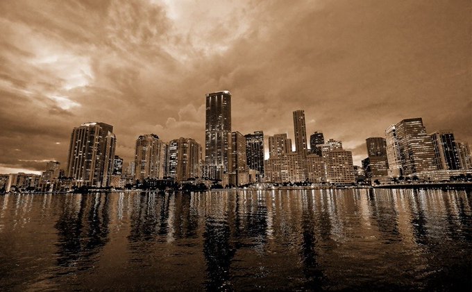 Carl_Kruse's tweet photo. Night falls on #Miami. https://t.co/2mRwoaLRxL