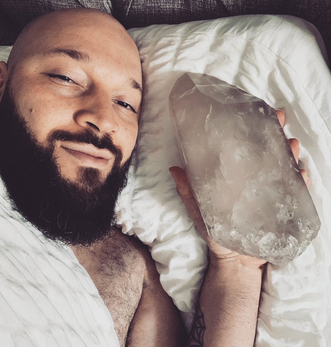 How I chill on weekends 😄#crystals #weekendvibes #crystalhealing #quartzcrystal #witchesoftwitter #BEARD #beardedman #hairy #beardtwitter