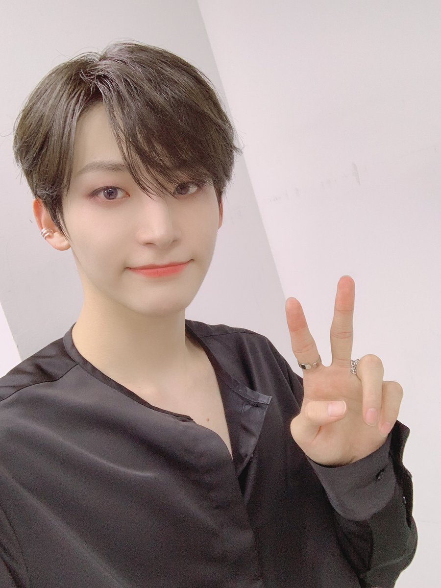 CRAVITY_twt's tweet photo. 러비티~😚 오늘도 Flame🔥 
#정모 #러비티 #음악중심 #Every_ON https://t.co/HL2S690zrs