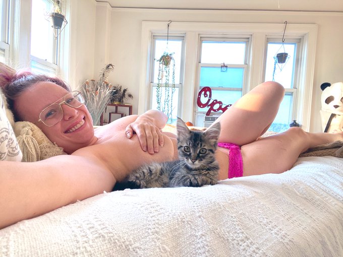 CREAM is keeping me company while my morning smut posts upload! 💗🤗💗 #kittens https://t.co/aMUONcH4Zi<a href="/tag/kittens"class="tags"><span>#kittens</span></a>