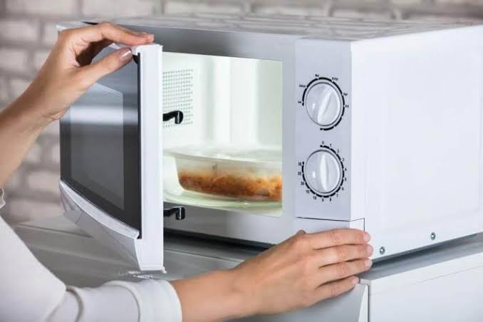 Have you ever heated food in microwave oven and wondered frustratingly why it doesn't heat things uniformly?Listen to the story of microwave and as a bonus learn how to measure the speed of light using your everyday kitchen microwave. #CBG_Thread