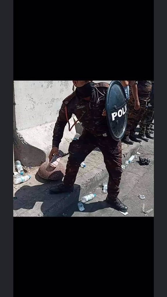 hamad_malk1's tweet photo. #بغداد: صور توثق قمع القوات الحكومية لطلاب السادس الإعدادي وتمزيق خيام الاعتصام وتكسيرهم لزجاج السيارات بالحجارة قرب مبنى وزارة التربية
ـــــــــــــــــــــــــــــ 
#التراكمي_الاختياري_مطلبنا
#التراكمي_يعلن_الثورة
#احذروا_مهلة_التراكمي 
#العراق | #الطلاب_يقمعون https://t.co/NBfBmg1ZFS