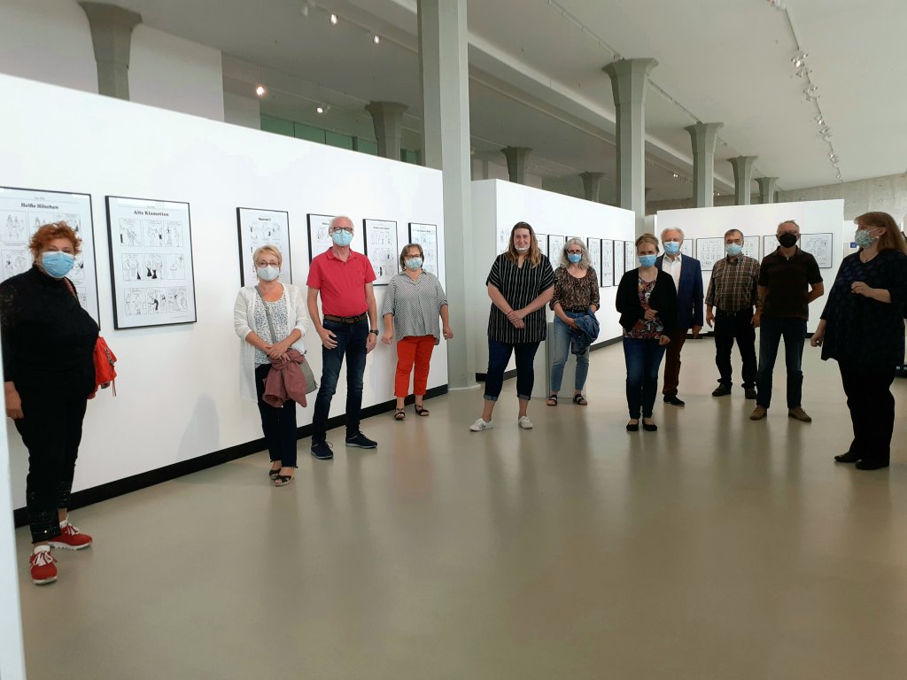 Es dauerte nicht lange, bis erstes Gelächter vor den #Karikaturen von "Fritz Wolf und die Mode" aufkam. Unsere Ehrenamtlichen nutzten die Chance und besuchten die #Ausstellung im NINO-Hochbau. Wer uns spontan besuchen möchte: heute noch bis 18 Uhr &amp; morgen von 11-18 Uhr geöffnet.