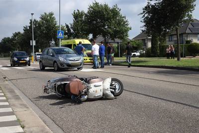 Scooterrijdster gewond door aanrijding met auto in Tiel ..