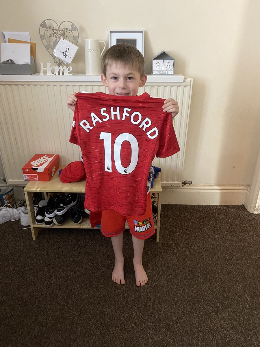RacheyKnows_'s tweet photo. @MarcusRashford Noah wanted your name on the back of his shirt because you’re his favourite player but also for helping with his school dinners over COVID... you’re his idol 🤩 https://t.co/sqCvDeJSsG