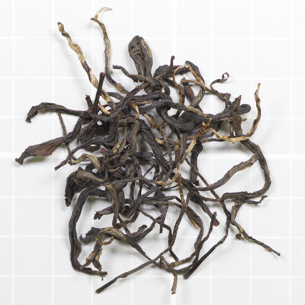 Tra Van Red Shan produced by Tra Van JSC in Vietnam. Pristine, slender wiry dry leaves comprised of 5-10% tips that produce a vivid yellow liquor. Notes of roasted walnuts, honey, toffee. Well balanced, long fruity/honey finish. See the score: teaepicure.com/tra-van-red-tr… #teaepicure