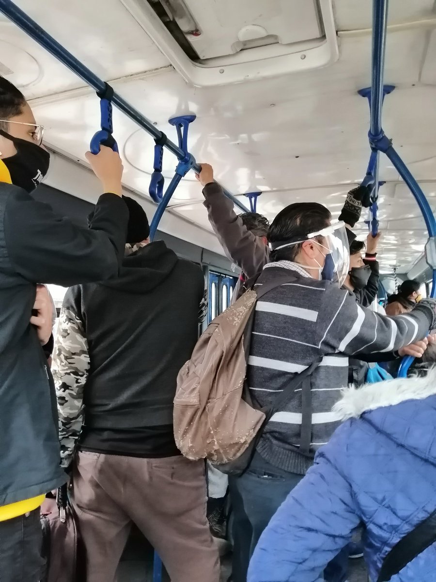 Sofia19941's tweet photo. @AMTQuito No mismo se entiende la importancia del aislamiento, los señores chóferes de buses amontonan a los pasajeros. https://t.co/JuKcUR2Grd