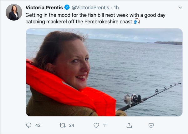 1/ Today in pictures/graphics which "speak a thousand words" about Brexit. A short thread.First up is Fisheries Minister (and MP for the coastal constituency of Banbury) "catching mackerel". If, as many have suggested, her fishing rod has no line, there's your first metaphor.