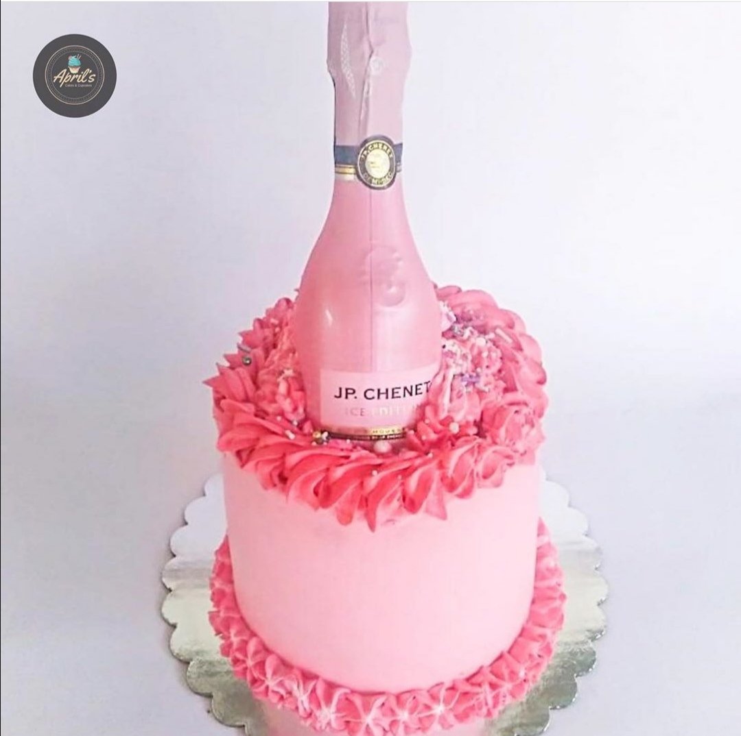 Brindemos por un dulce fin de semana 🍾

J. P. Chenet cake
Red velvet con queso crema 🤤

Recuerda hacer tus pedidos con tiempo 📱