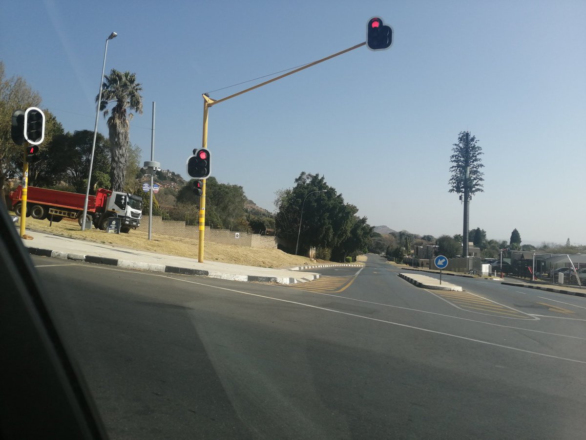 denise_tf's tweet image. @bwlogistics #ViewFromTheRoad You always see trucks on a road right but not one on grass #uniqueview