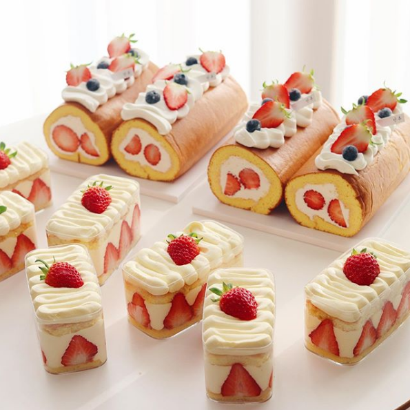 lavieestbelIe's tweet photo. Strawberry desserts by danchuu_cake https://t.co/mxOkpQXBZ0