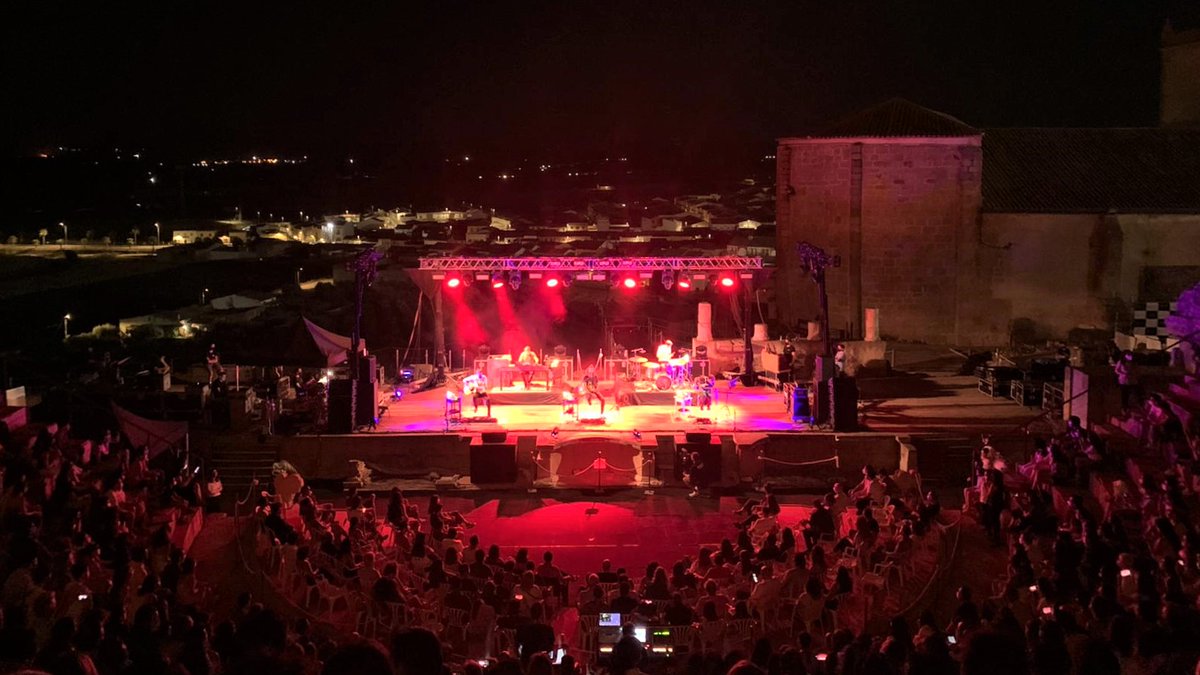 ilusovi's tweet photo. Abriendo con @IZALmusic el #MetelliumMusicFestival de #Badajoz 🙌 #PequeñaGranGira en formato reducido con todas las medidas que permiten disfrutar de una #culturasegura en el #TeatroRomanodeMedellín https://t.co/z8I4RUxJdp