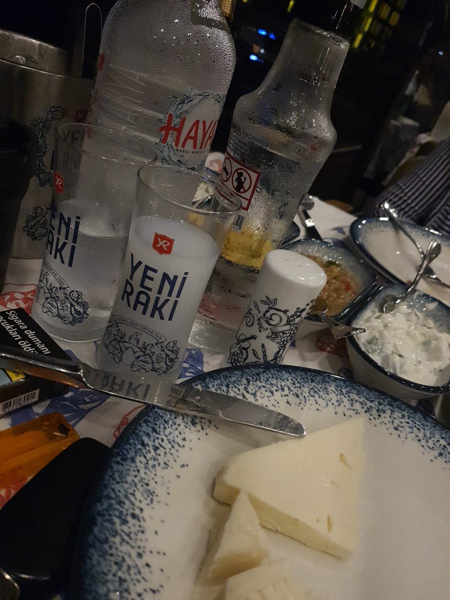 İnsanlara akıl vermeyin.. 
Huzur verin..
olmuyorsa 
BİR DUBLE RAKI verin.. 
#raki #fasıl #geceyebirsöz