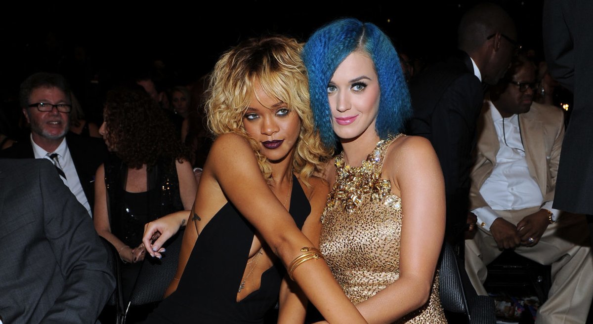 (2014//2015) We all know the bad blood that existed between Taylor and Katy Perry in 2014-2015. In those years Rihanna and Katy were close friends, and many people assumed that Rihanna would take Katy's side in this situation.