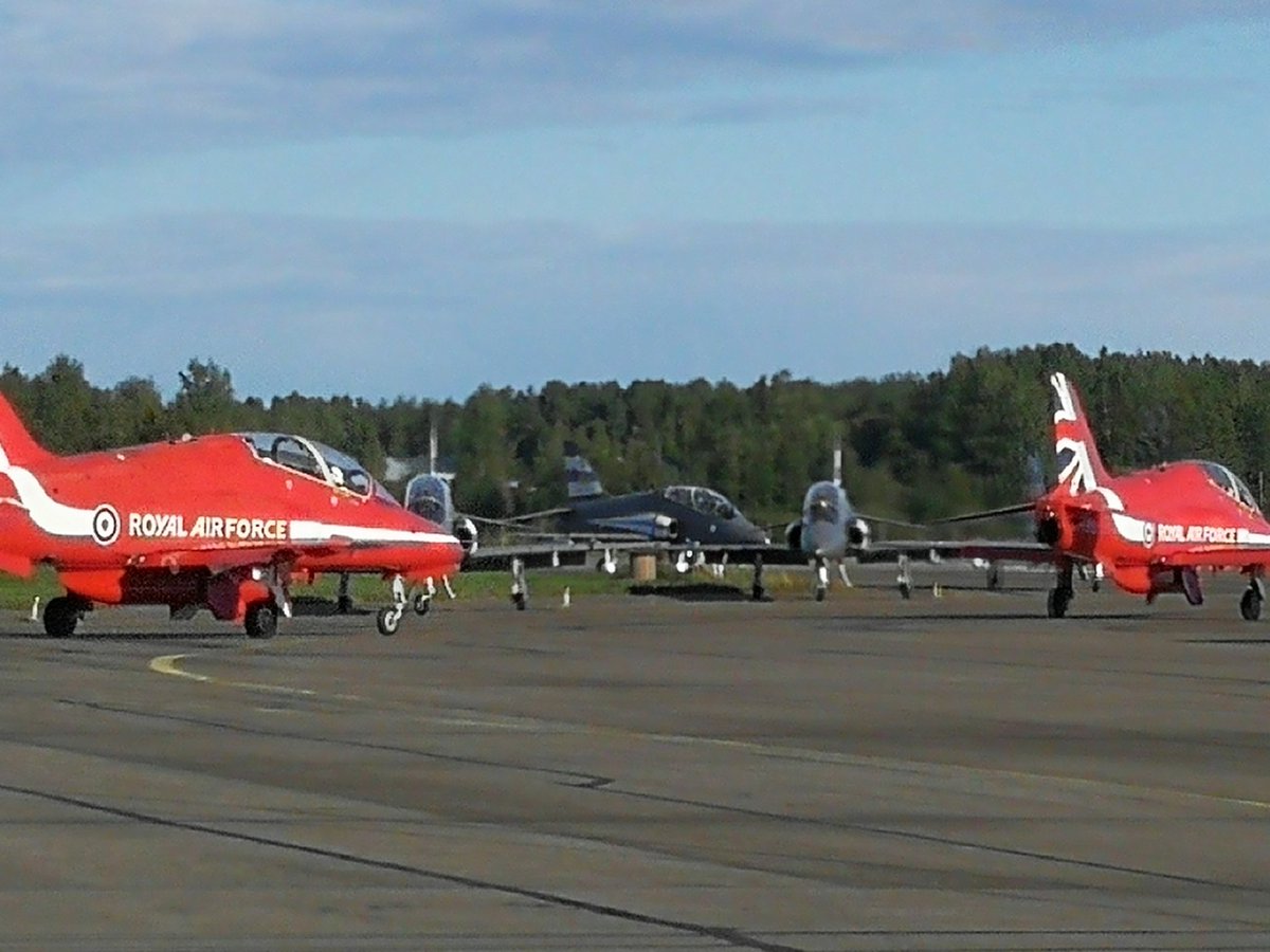 Hawks coming and going, always fort of seeing 🤩 #MidnightHawks, #RedArrows, #KauhavaAirShow