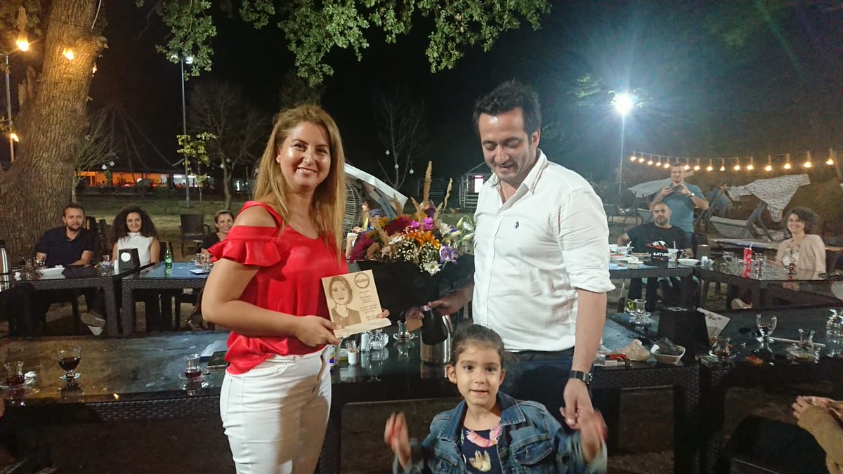 Öğretmenimiz Binnur Duman'ın tayini Piyalepaşa İlkokulu'na çıkmıştır. Düzenlenen veda yemeğinde kurum müdürü Serkan Çakır tarafından çiçek ve plaket takdimi yapılmıştır. Öğretmenimize katkılarından dolayı teşekkür eder,yeni görev yerinde başarılar dileriz.@il_milli <a href="/serkan1622/">Serkan ÇAKIR</a>