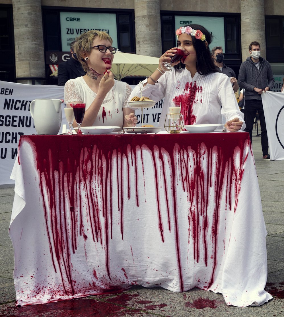 Tierrechte-JETZT.Aktivist*innen mit #roseslawgermany machten Blut das dabei ist,wenn du Milchprodukte konsumierst,sichtbar.#TierindustrieAbschaffen #CancelAnimalAg <a href="/express24/">EXPRESS / EXPRESS.DE</a>
<a href="/ksta_koeln/">ksta</a> <a href="/BILD/">BILD</a> <a href="/koeln_de/">koeln_de</a> <a href="/Koeln/">Stadt Köln</a> <a href="/tonline_news/">tonline_news</a> <a href="/DxEverywhere/">Direct Action Everywhere</a> <a href="/DxeKoeln/">DxeKoeln</a> <a href="/tazgezwitscher/">taz</a> <a href="/FOCUS_TopNews/">FOCUS online TopNews</a>