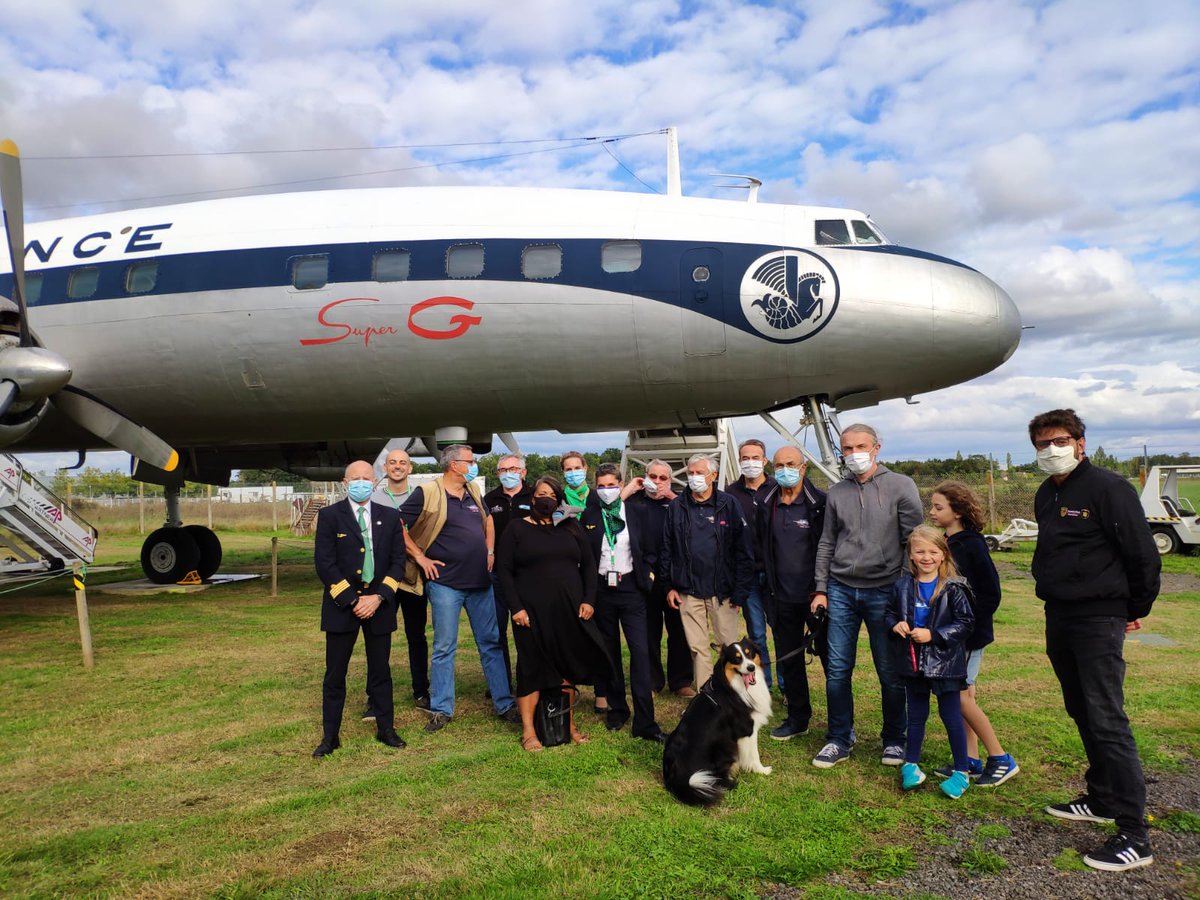 FBGNJ's tweet photo. Une superbe rencontre au #Constel aujourd'hui ! Un équipage #Transavia est venu nous rendre visite, avec @DaphDesrosiers et #Rafalou ! #avgeek #aviationlovers #avgeeks @AvgeeksFR @transaviaFR #airliner #superconstellation #classicairliner #connie #lockheed https://t.co/N6NqHteAUa