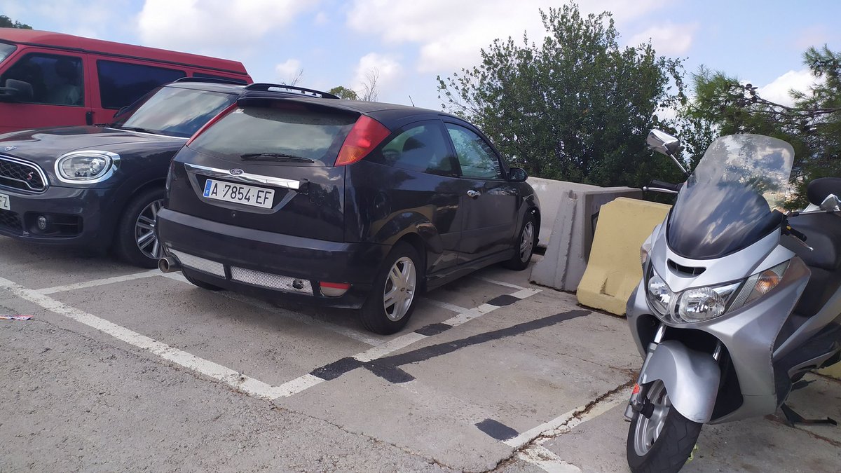 danifm69's tweet photo. @BCN_Mobilitat Aquet acupa places de moto fa dies https://t.co/yRWIFvsEAG