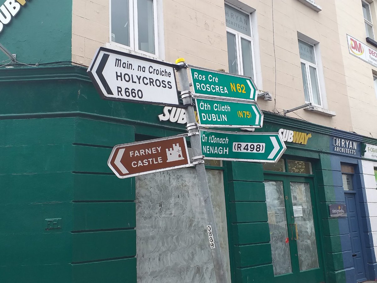 ThurlesHour's tweet image. Better than looking at this mangled sign for nearly 2 months. Some councils are just woeful. @TipperaryCoCo @ThurlesMD