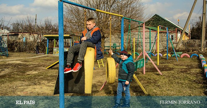 elpais_foto's tweet photo. Fotos: Infancia en Ucrania: jugar a 500 metros de la guerra  https://t.co/0AzHg2VIaO Unos 50.000 niños continúan viviendo en la línea del frente ucraniano seis años después del inicio de la guerra del Donbás @Planeta_Futuro https://t.co/LPwuST2mG5