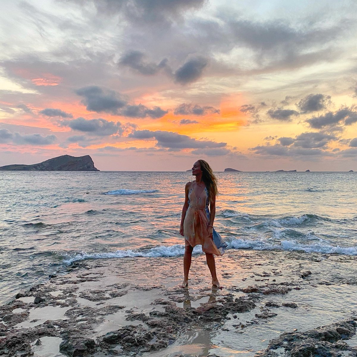 katx_music's tweet image. #ibiza  #lightarmy