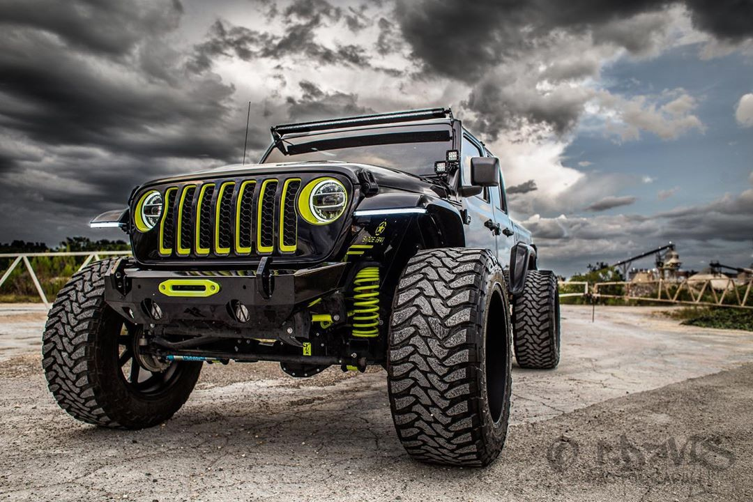 Let's kickstart the weekend with this Gladiator sporting the ZROADZ Front Roof LED Brackets that can mount a 50 or 52 inch LED bar and 4 pod lights! ⁠Tag a Jeep friend!
⁠
Part number #Z374831-BK4 starting $324.50⁠

📸 @earv_g0tti
⁠
#zroadz #jeep @jeep #gladiator