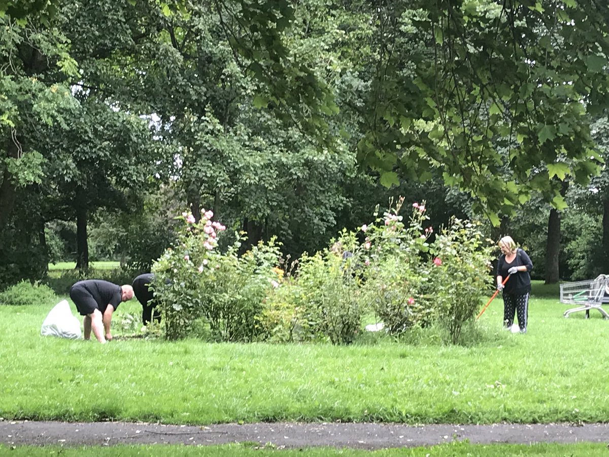 RT our first gardening session today in the rose garden in #Waltonhallpark lots of volunteers turned up & got stuck in @LiveWellLpool @lpoolcouncil @Beau_Liverpool @bloodyromans @ManningMr @BishopsGardens1 @MerseyCivic @nwparksforum @ParksCommUK @Flomellynews @talk_lpool