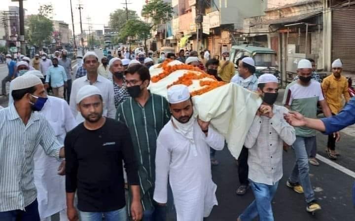 (1/n)पुणे में आज MBBS डॉ. रमाकांत जोशीजी की  कोरोना से मृत्यु हो गई है।  
उनका एक लड़का है, लेकिन वह अमेरिका में रहता है और पत्नी की उम्र 74 वर्ष है और डॉ. चाहते थे कि वे 4 लोगों के कंधों पर जाऊं, लेकिन कोरोना के वजह से कोई भी परिजन उनके पास आने के लिए तैयार नहीं था।  
यह घटना