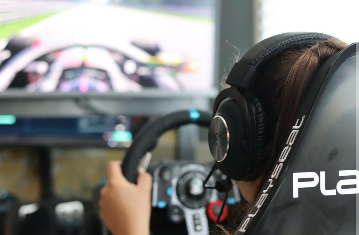 racemakkers's tweet photo. @MarlyvdVelden doet mee! Aan het nieuwe seizoen van @racemakkers 

Vanaf dinsdag avond, live om 20.30 op ons youtube kanaal start seizoen 2.

#racemakkers #f12020 @LogitechG @TinQ4U @SamsungNED @RLRacing_ @ECVesports @PlayseatGlobal @huisterduin @KochMediaBLX https://t.co/HKneityi8l