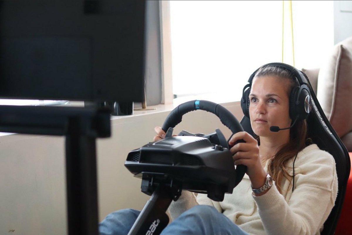 racemakkers's tweet photo. @MarlyvdVelden doet mee! Aan het nieuwe seizoen van @racemakkers 

Vanaf dinsdag avond, live om 20.30 op ons youtube kanaal start seizoen 2.

#racemakkers #f12020 @LogitechG @TinQ4U @SamsungNED @RLRacing_ @ECVesports @PlayseatGlobal @huisterduin @KochMediaBLX https://t.co/HKneityi8l