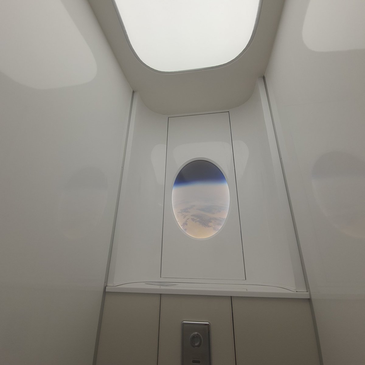 ไม่มีอะไร แค่เซอร์ไพร้ส์กับห้องน้ำห้างชานเมือง สวยระดับสตู นึกว่าอยู่บนยานอพอลโล่ว่ะ 10/10
#หาทำ1