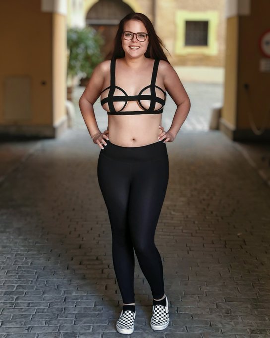 Ich w&uuml;nsch euch ein sch&ouml;nes Wochenende! 😘 Was habt ihr so geplant? Ich melde mich heute oder morgen mal<a href="/tag/leggings"class="tags"><span>#leggings</span></a><a href="/tag/outdoorphotography"class="tags"><span>#outdoorphotography</span></a><a href="/tag/mydirtyhobby"class="tags"><span>#mydirtyhobby</span></a><a href="/tag/vansgirls"class="tags"><span>#vansgirls</span></a>