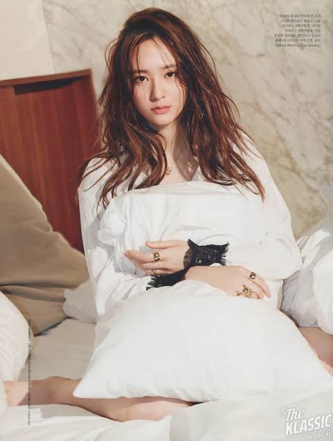  #KrystalJung • 25 years old (Oct 24, 1994)Latest drama: The Search, Player