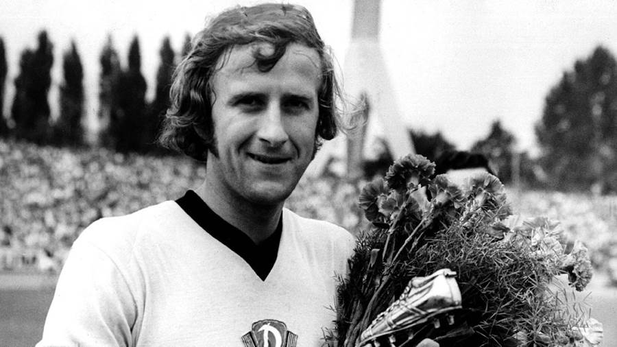 24/6/1974 – The GDR footballers board a plane to Hannover. The Dynamo Dresden striker Hans-Jürgen Kreische (in pic) is approached by a well dressed man. The man introduced himself as Hans Apel, the Minister of Finance for the FRG and a fan of FC St Pauli.