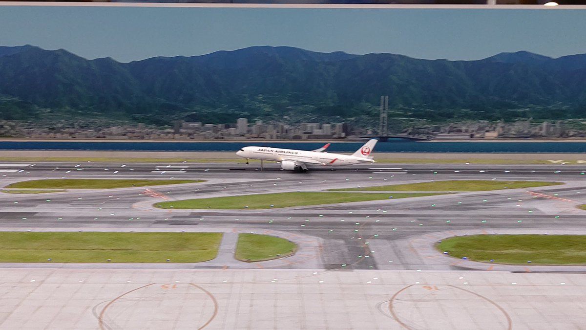た け し 綿 いた航空保安施設の一部 Papi 進入角指示灯 滑走路 視程測定装置 や航空機案内標識が省略されていますし 地上を動く車両は少なめです とはいえ 本家 を凌ぐ二本の滑走路を中心とした模型空港は 圧巻 とりわけ航空ファンの方には